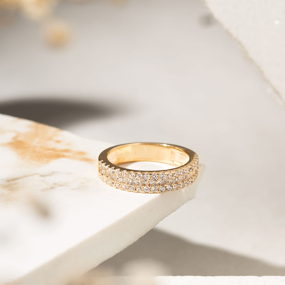 Anel Quadrado Solitário com Zircônia Branca e Aparador - Banho de Ouro 18k